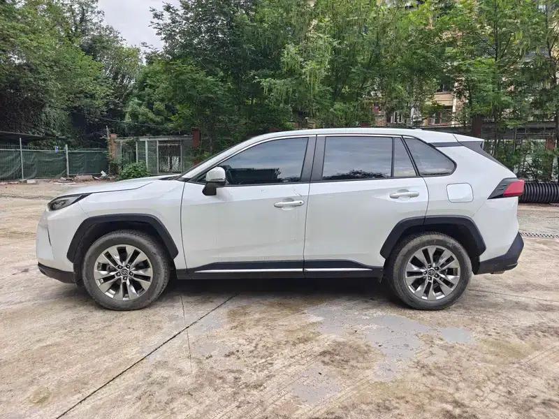 2021 Toyota RAV4 2.0L 2WD Luxury Edition — миниатюра 4