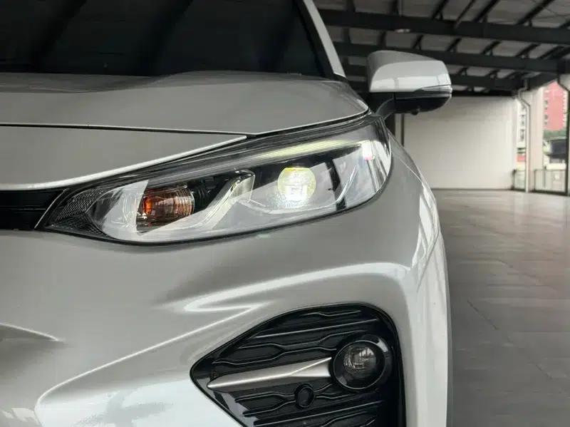 2023 Toyota RAV4 2.0L 2WD Luxury PLUS Edition — миниатюра 6