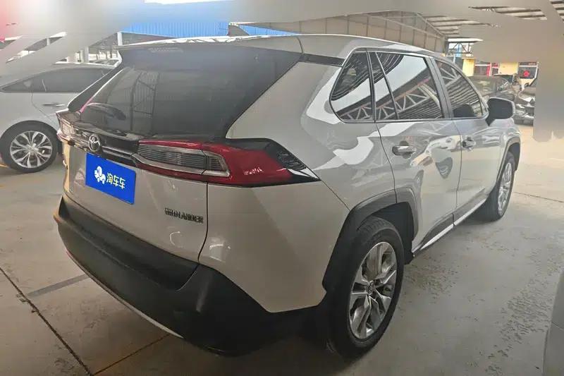 2022 Toyota RAV4 2.0L 2WD Luxury PLUS Edition — миниатюра 3