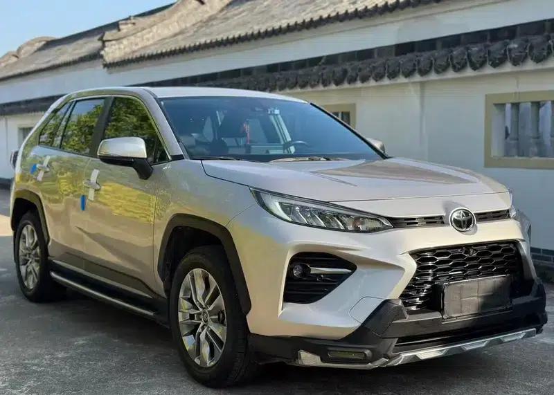 2022 Toyota RAV4 2.0L 2WD Luxury Edition — миниатюра 3