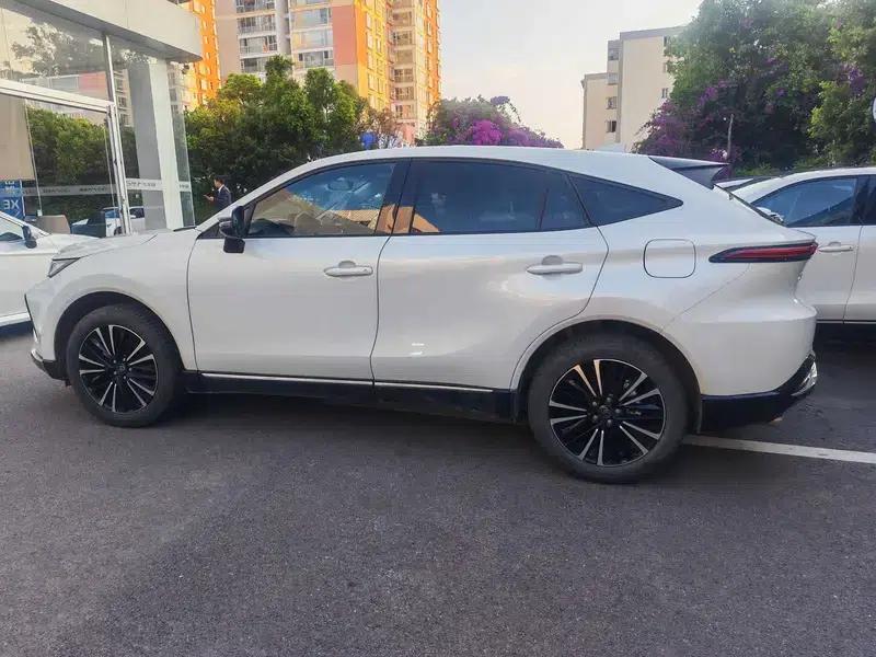 Venza 2023 2.0L CVT 2WD Premium Edition — миниатюра 4