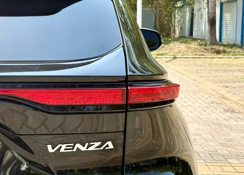Venza 2023 2.0L CVT 2WD Premium Edition — миниатюра 11