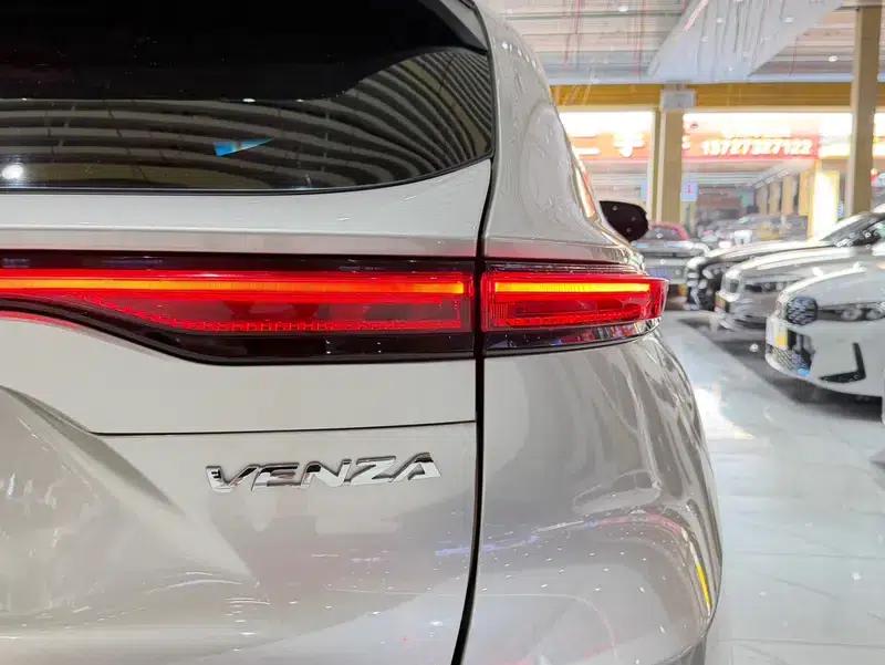Venza 2022 2.0L CVT 2WD Premium Edition — миниатюра 8