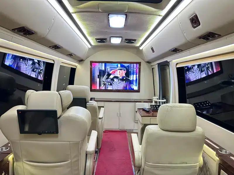 2018 Toyota Coaster 4.0L Manual Rear-Wheel Drive 11-Seater Factory Custom Edition — миниатюра 7