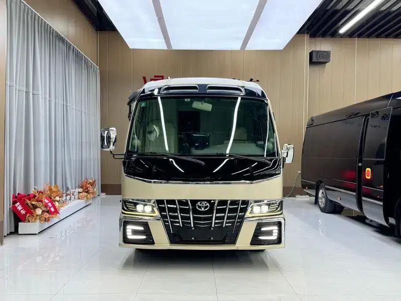 2023 Toyota Coaster 4.0L Manual Rear-Wheel Drive 12-Seater Factory Custom Edition — миниатюра 2