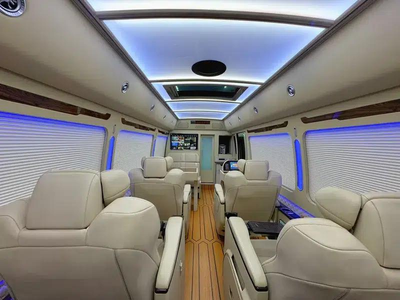 2023 Toyota Coaster 4.0L Manual Rear-Wheel Drive 12-Seater Factory Custom Edition — миниатюра 18