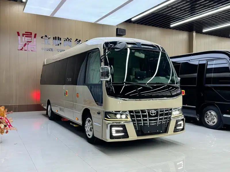 2023 Toyota Coaster 4.0L Manual Rear-Wheel Drive 12-Seater Factory Custom Edition — миниатюра 3