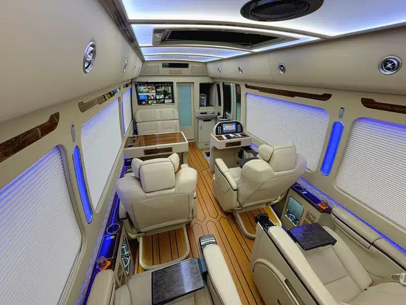 2023 Toyota Coaster 4.0L Manual Rear-Wheel Drive 12-Seater Factory Custom Edition — миниатюра 23