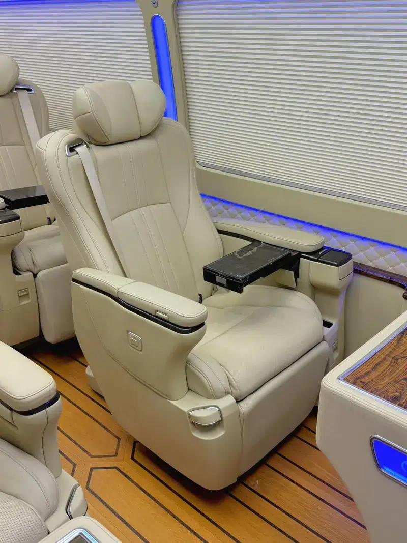 2023 Toyota Coaster 4.0L Manual Rear-Wheel Drive 12-Seater Factory Custom Edition — миниатюра 10