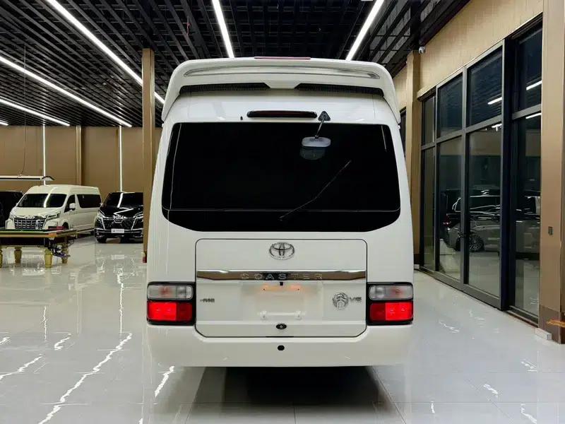 2022 Toyota Coaster 4.0L Manual Rear-Wheel Drive 12-Seater Factory Custom Edition — миниатюра 6
