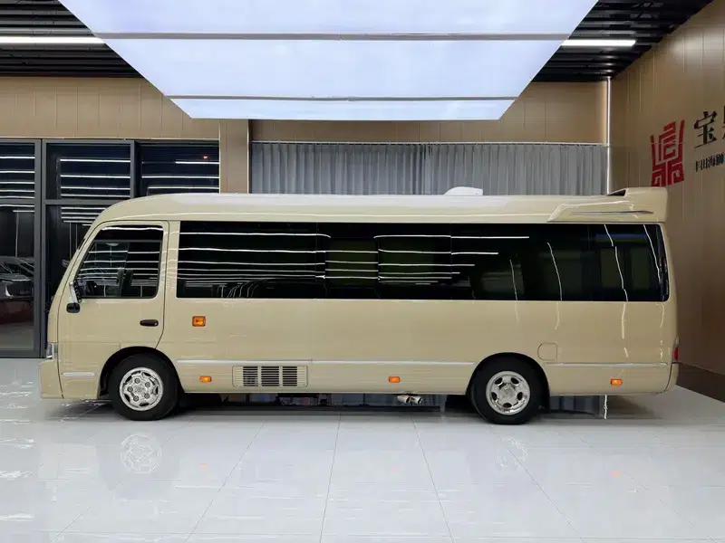 2022 Toyota Coaster 4.0L Manual Rear-Wheel Drive 7-Seater Factory Custom Edition — миниатюра 4