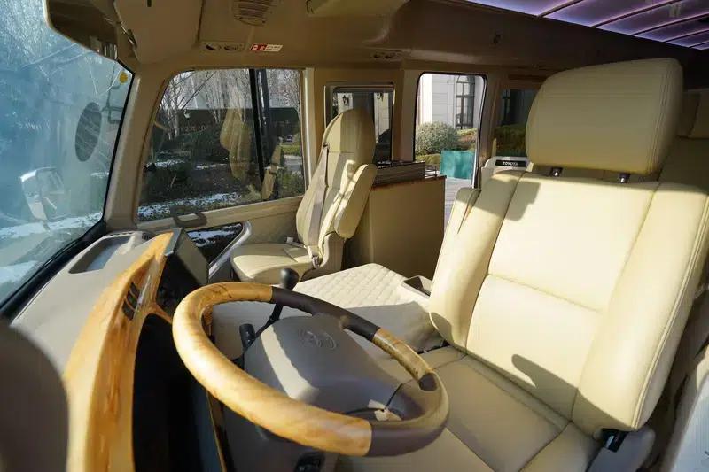 2020 Toyota Coaster 4.0L Luxury SUV GRB53L-ZCMEK 20-seater — миниатюра 21