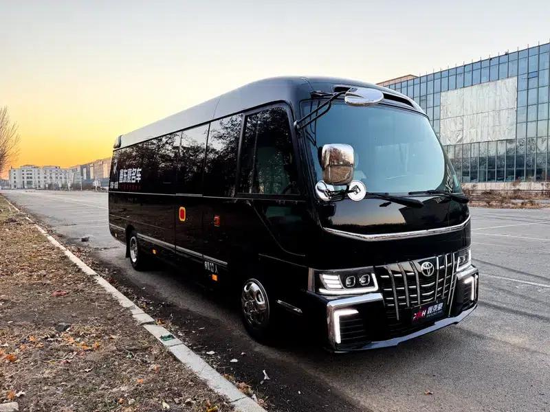 2023 Toyota Coaster 4.0L Manual Rear-Wheel Drive 12-Seater Factory Custom Edition — миниатюра 4