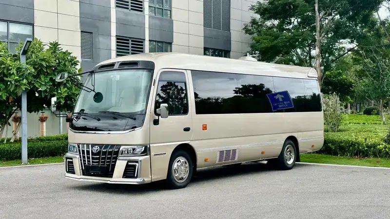 2020 Toyota Coaster 4.0L Manual Rear-Wheel Drive 12-Seater Factory Custom Edition — миниатюра 1