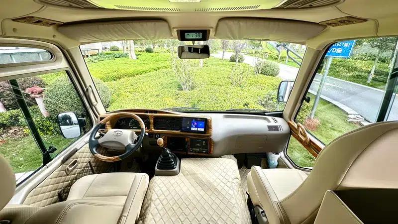 2020 Toyota Coaster 4.0L Manual Rear-Wheel Drive 12-Seater Factory Custom Edition — миниатюра 13