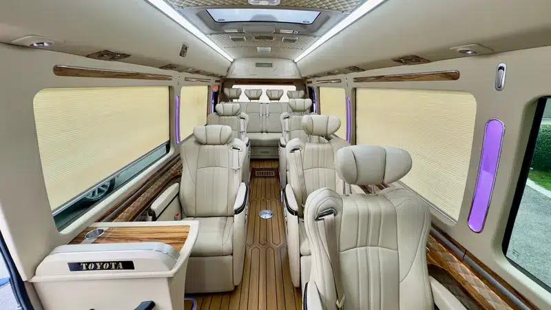 2020 Toyota Coaster 4.0L Manual Rear-Wheel Drive 12-Seater Factory Custom Edition — миниатюра 10
