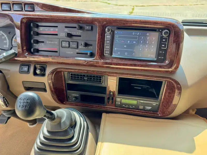 2018 Toyota Coaster 4.0L Manual Rear-Wheel Drive 11-Seater Factory Custom Edition — миниатюра 12