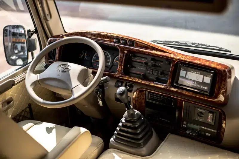 2020 Toyota Coaster 4.0L Manual Rear-Wheel Drive 9-Seater Factory Custom Edition — миниатюра 15