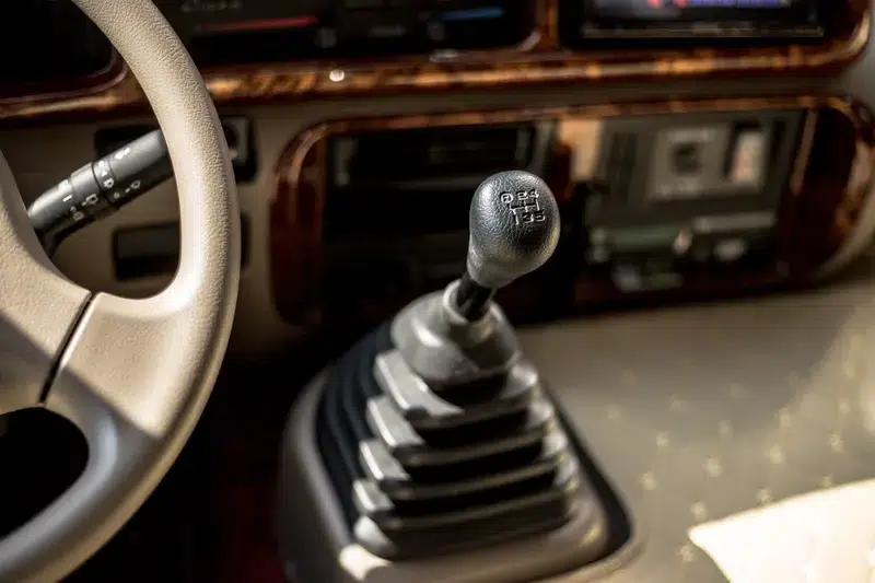 2020 Toyota Coaster 4.0L Manual Rear-Wheel Drive 9-Seater Factory Custom Edition — миниатюра 17