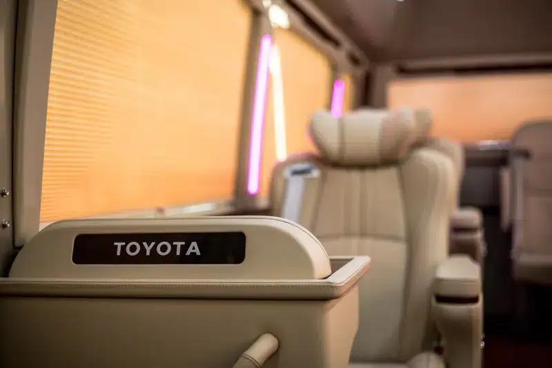 2020 Toyota Coaster 4.0L Manual Rear-Wheel Drive 9-Seater Factory Custom Edition — миниатюра 19