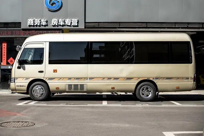 2020 Toyota Coaster 4.0L Manual Rear-Wheel Drive 9-Seater Factory Custom Edition — миниатюра 3