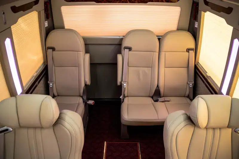 2020 Toyota Coaster 4.0L Manual Rear-Wheel Drive 9-Seater Factory Custom Edition — миниатюра 22