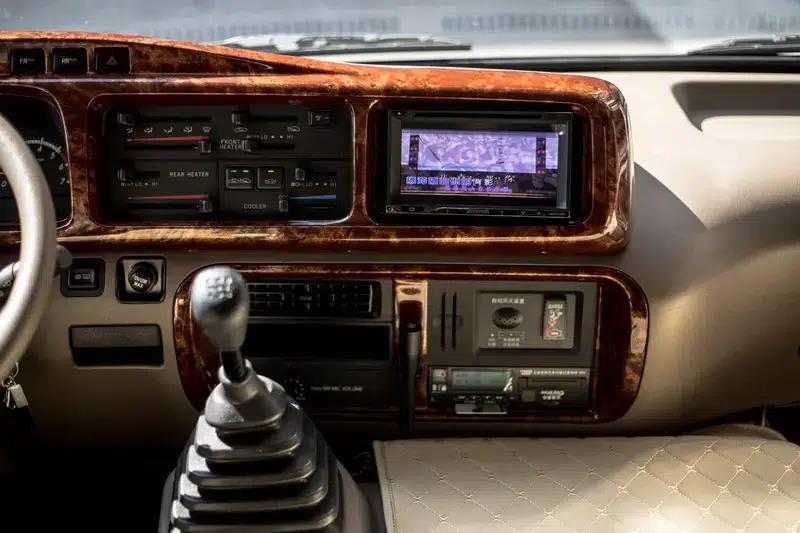 2020 Toyota Coaster 4.0L Manual Rear-Wheel Drive 9-Seater Factory Custom Edition — миниатюра 5