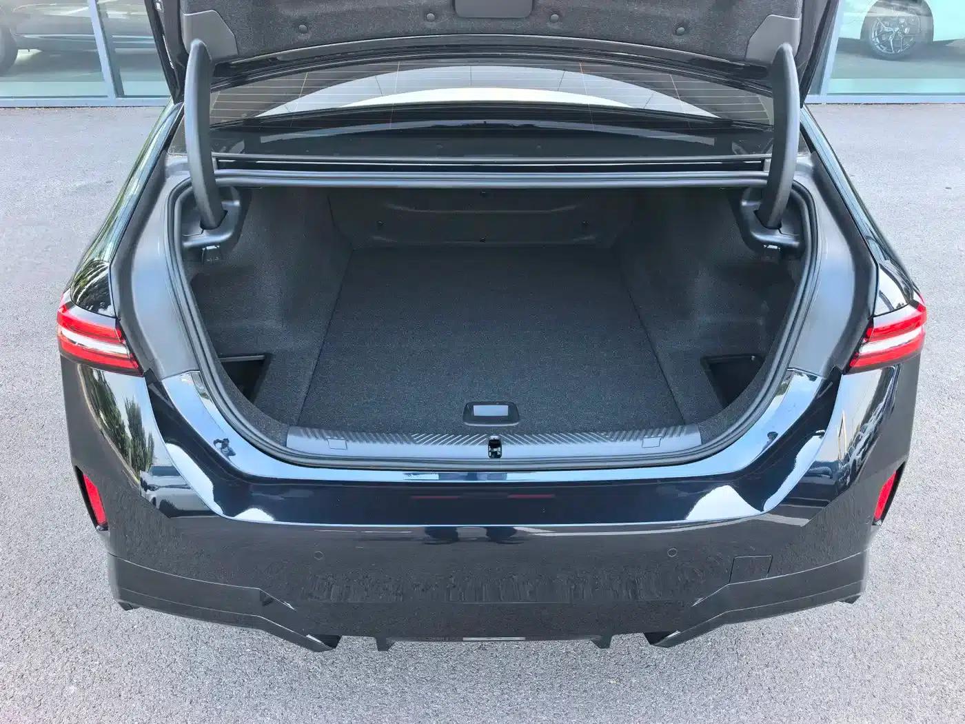 BMW i5 2025 eDrive 35L M Sport Package — миниатюра 20