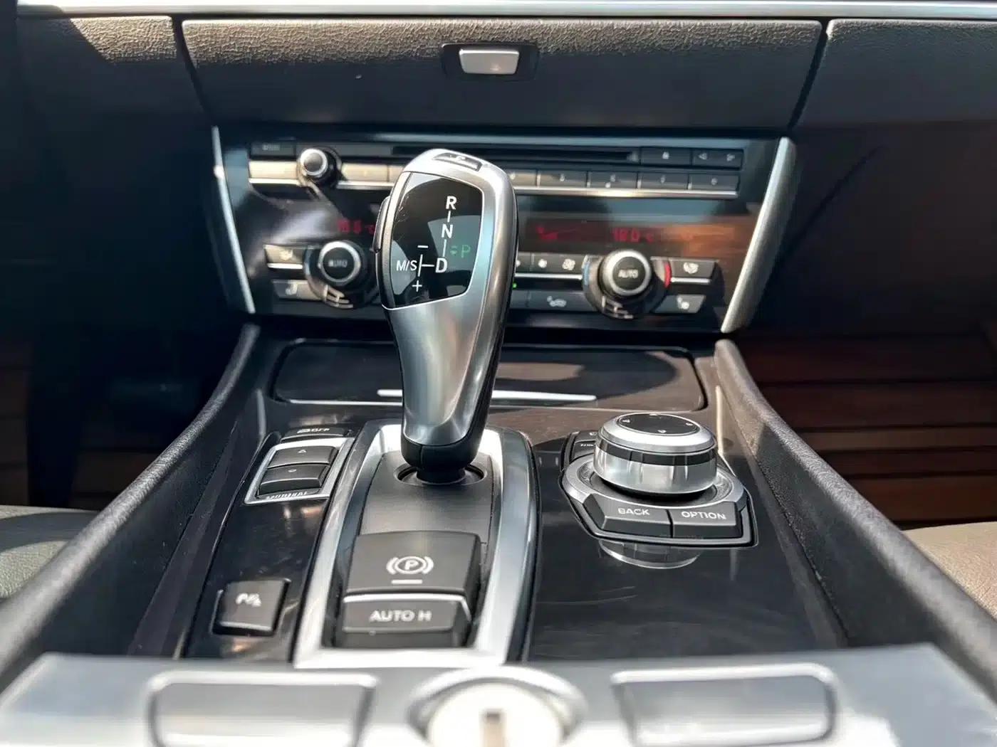 BMW 5 Series GT 2010 535i Luxury — миниатюра 14
