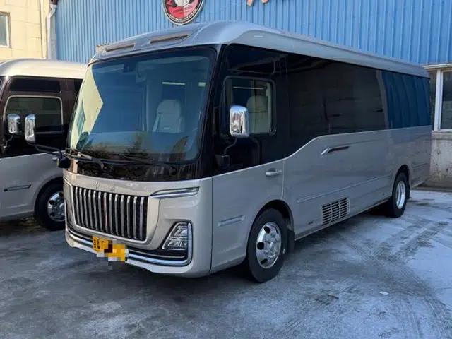 Hongqi Golden Sunflower Guoyue 2024 Luxury Edition 17-Seater