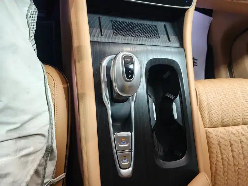 Voyah Dreamer PHEV 2024 - Long Range Flagship Edition — миниатюра 9