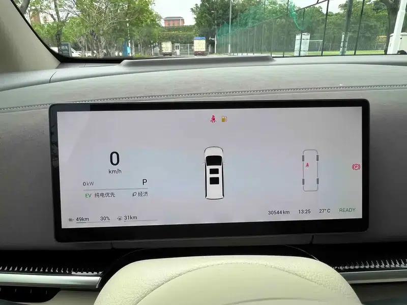 Voyah Dreamer PHEV 2025 AWD Premium Kunpeng Edition — миниатюра 9