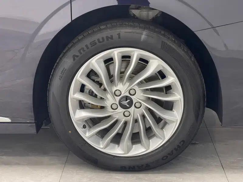 Voyah Dreamer PHEV 2022 Low-Carbon Edition — миниатюра 9
