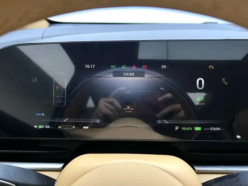 Voyah Dreamer PHEV 2024 - Extended Range Premium Edition — миниатюра 15