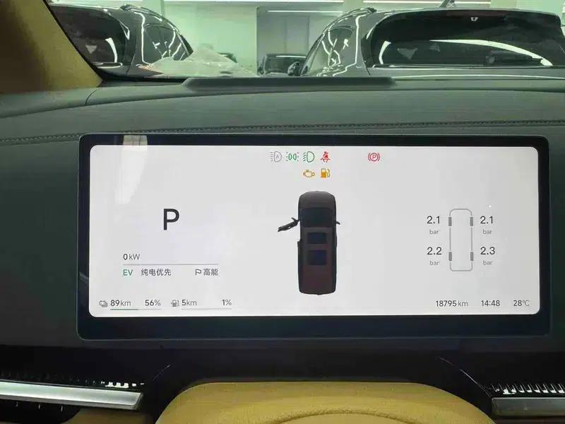 Voyah Dreamer PHEV 2025 AWD Flagship Kunpeng Edition — миниатюра 10