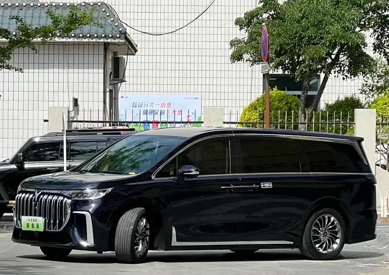 Voyah Dreamer PHEV 2022 Low-Carbon Edition — миниатюра 1