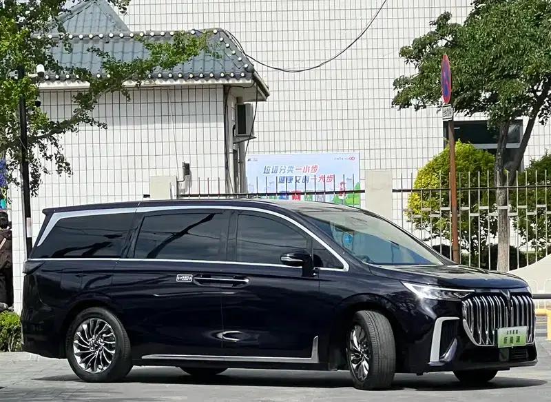 Voyah Dreamer PHEV 2022 Low-Carbon Edition — миниатюра 2
