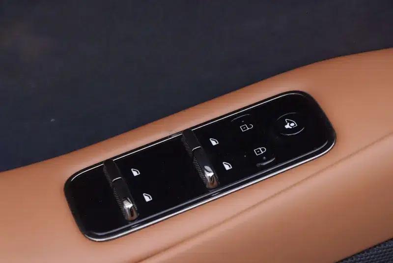 Voyah Chase PHEV 2024 Long Range AWD Flagship Edition — миниатюра 22