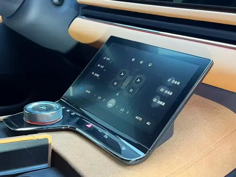 Voyah Chase PHEV 2024 Long Range AWD Flagship Edition — миниатюра 12