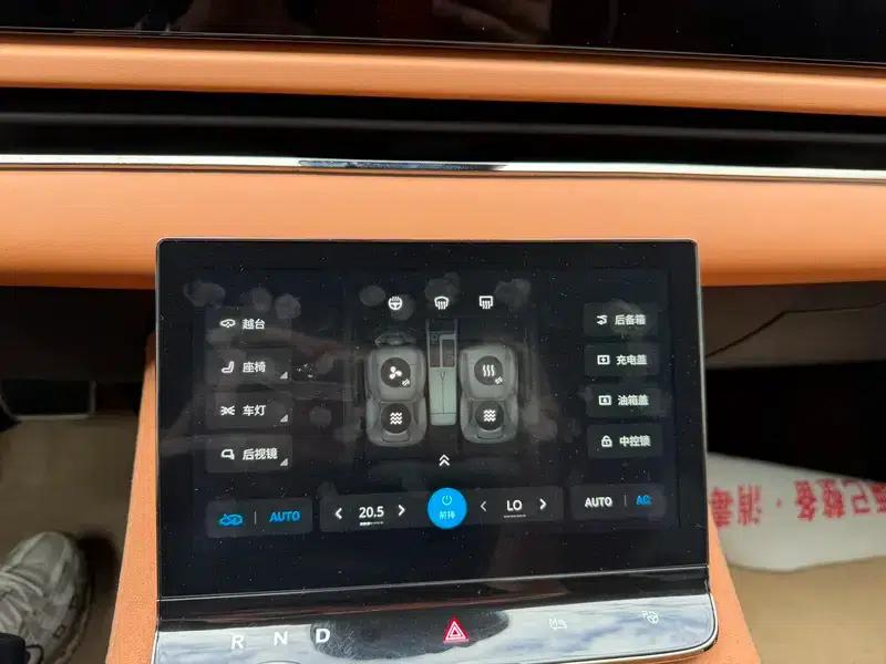 Voyah Chase PHEV 2024 Long Range AWD Flagship Edition — миниатюра 8