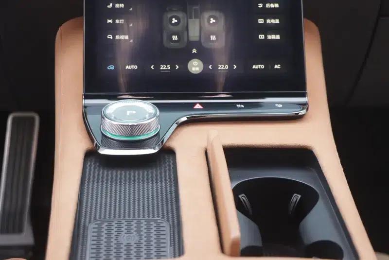 Voyah Chase PHEV 2024 Long Range AWD Flagship Edition — миниатюра 5