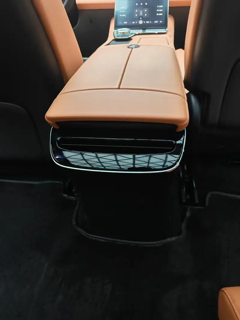 Voyah Chase PHEV 2024 Long Range AWD Flagship Edition — миниатюра 17