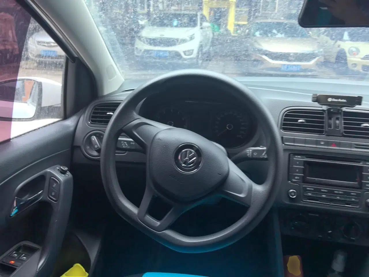 Volkswagen Polo 2016 1.4L Manual Fashion Model — миниатюра 10