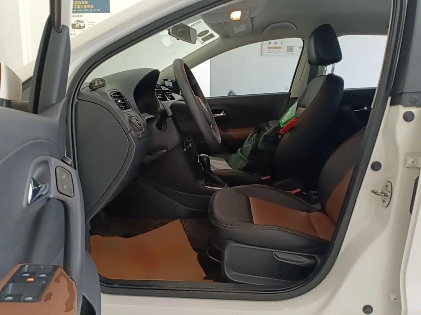 Volkswagen Polo 2016 1.4L Automatic Trendy Model — миниатюра 18