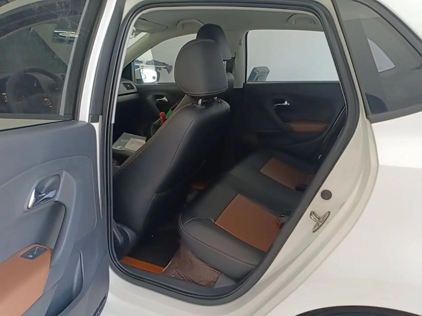 Volkswagen Polo 2016 1.4L Automatic Trendy Model — миниатюра 20