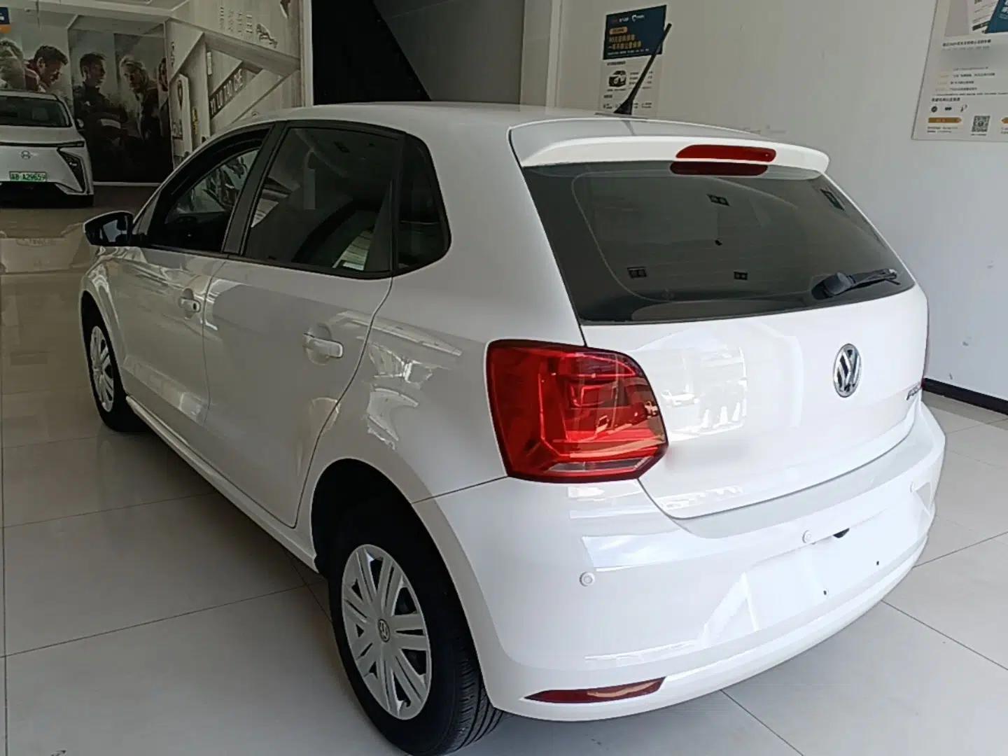 Volkswagen Polo 2016 1.4L Automatic Trendy Model — миниатюра 4