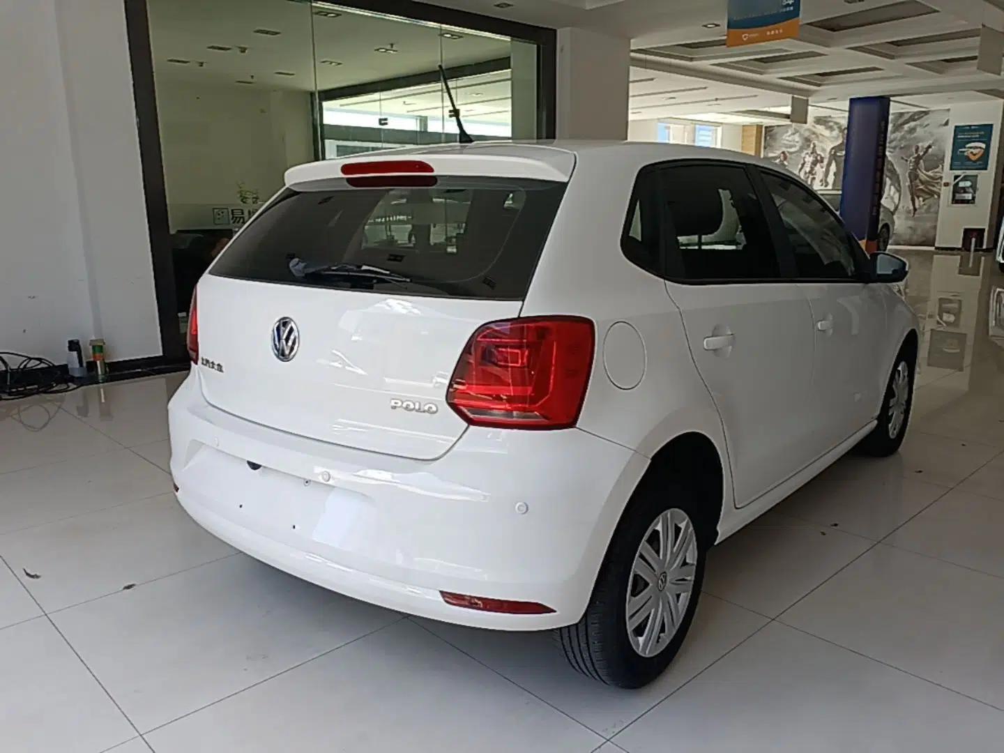 Volkswagen Polo 2016 1.4L Automatic Trendy Model — миниатюра 6