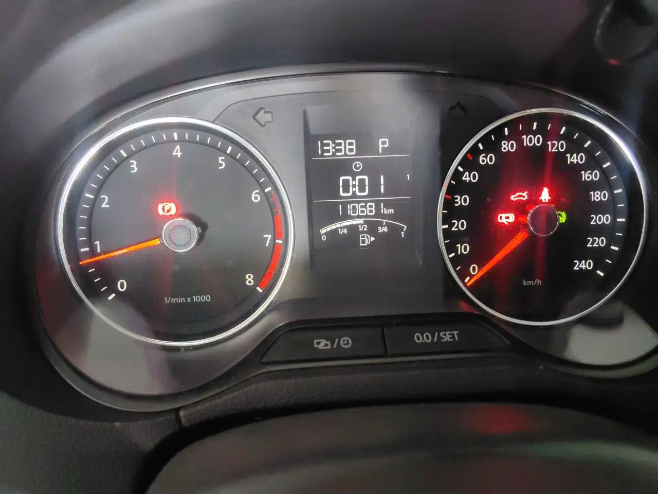 Volkswagen Polo 2014 1.6L Automatic Comfort Edition — миниатюра 11