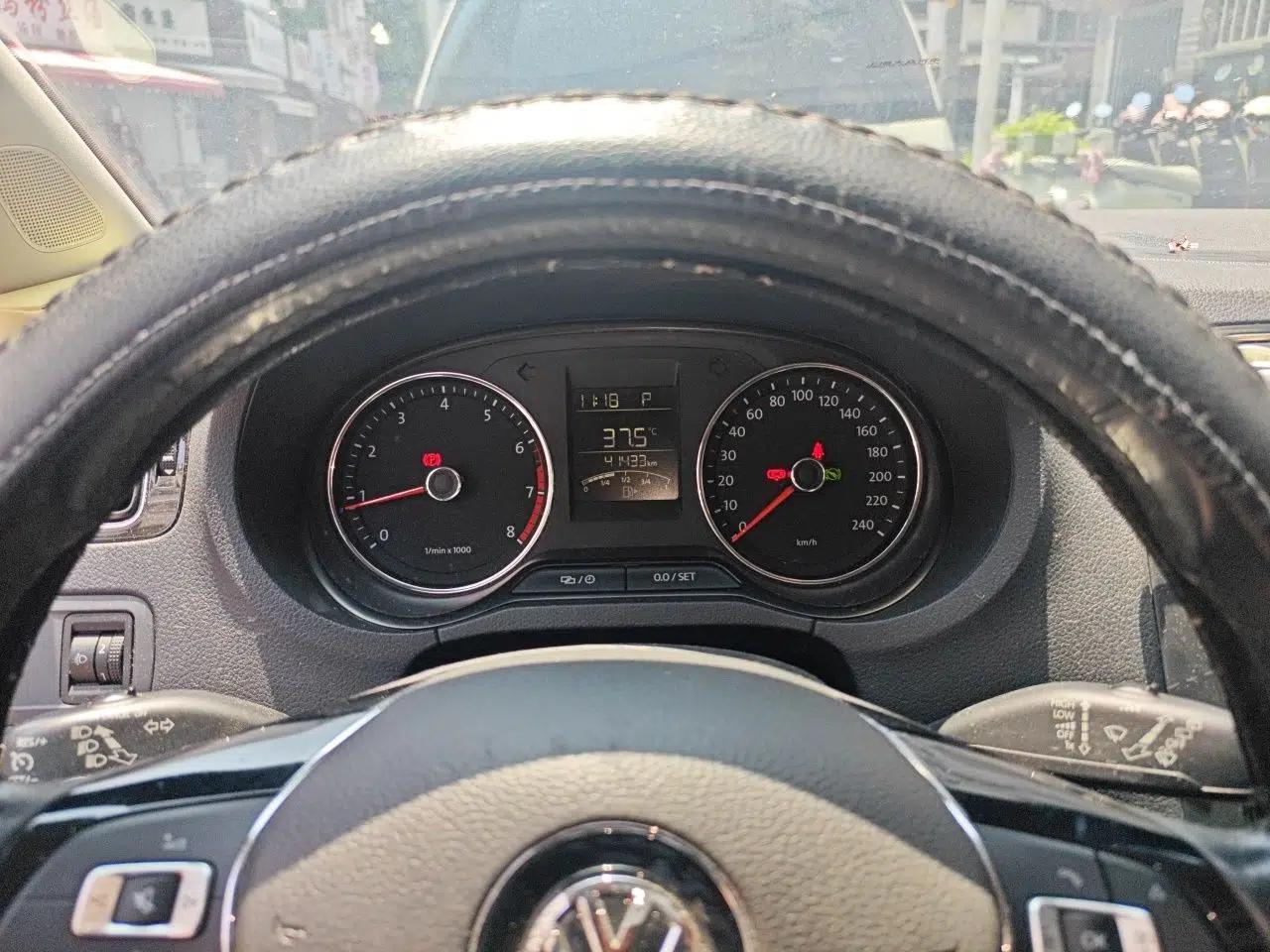 Volkswagen Polo 2014 1.6L Automatic Luxury Edition — миниатюра 11