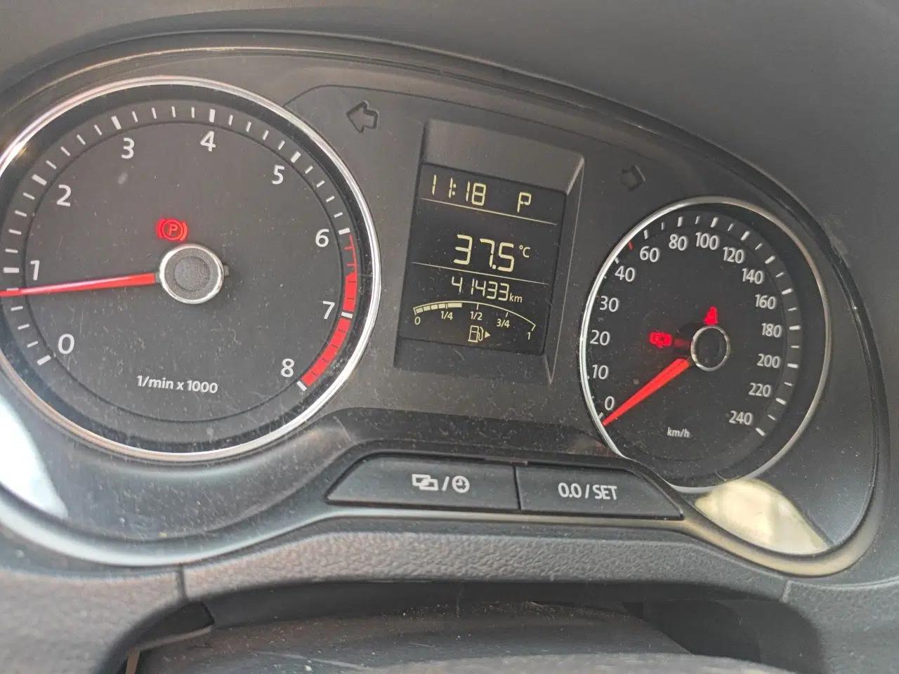 Volkswagen Polo 2014 1.6L Automatic Luxury Edition — миниатюра 12